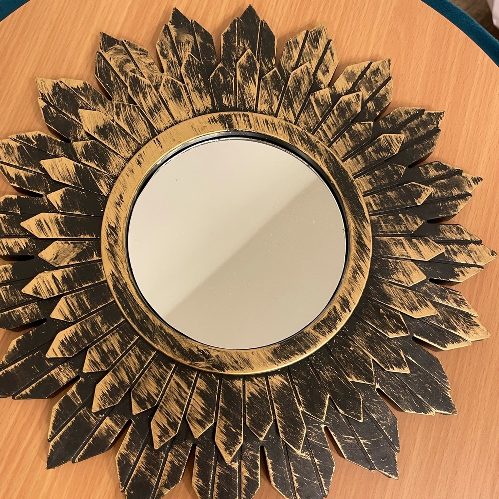 Decorative wall mirror with a floral frame - Picture 2 of 4